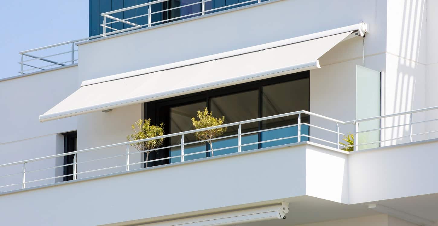 weisse Markise auf Balkon angebracht von Firma für Markisenmontage